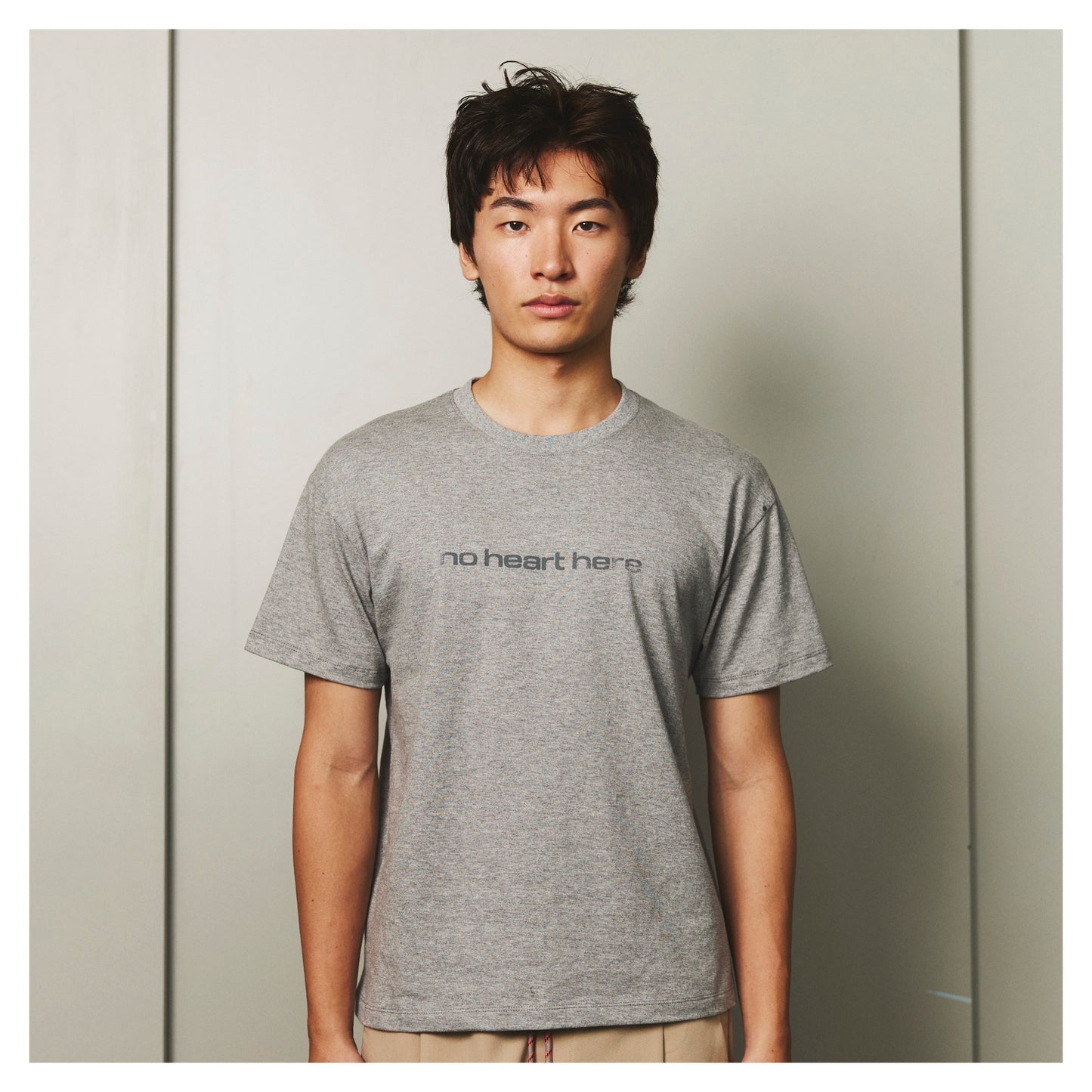 NO HEART HERE SCRIPT TEE (2025)