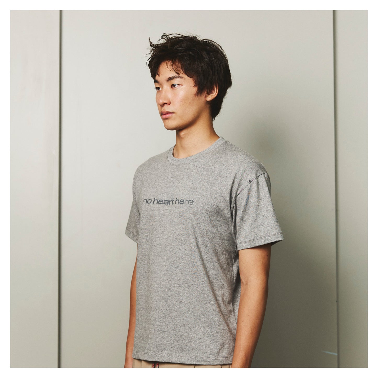NO HEART HERE SCRIPT TEE (2025)